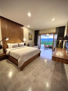 Tempat tidur dalam kamar di boutique villa jogja senang