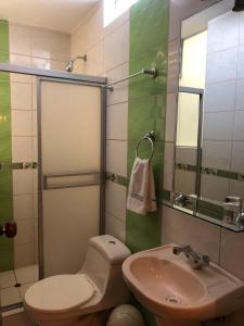 bagno con servizi igienici e lavandino di Hotel Imperial a Juliaca