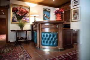 uma sala de estar com um sofá e uma mesa com flores em Residence Villa Stella em Ortisei