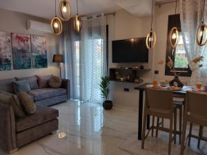 uma sala de estar com um sofá e uma mesa em ELITE LUXURY APARTMENTS em Argostólion