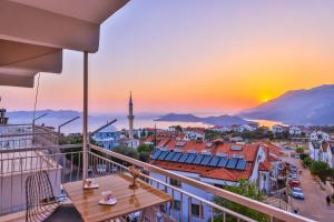 - un balcon offrant une vue sur la ville au coucher du soleil dans l'établissement Ayshe Apart, à Kaş