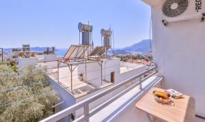 d'un balcon avec une table et une vue sur la ville. dans l'établissement Ayshe Apart, à Kaş