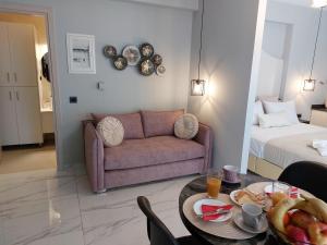 uma sala de estar com um sofá e uma mesa com comida em ELITE LUXURY APARTMENTS em Argostólion