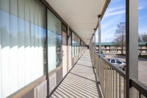 un couloir vide d'un bâtiment avec des fenêtres en verre dans l'établissement OYO Hotel Port Allen LA I-10 West, à Port Allen