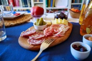 un piatto di cibo su un tavolo con una forchetta di B&B AI PELLEGRINI a Villa Santina