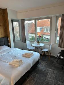 Llit o llits en una habitació de Prachtige kamer in centrum Brugge met badkamer !