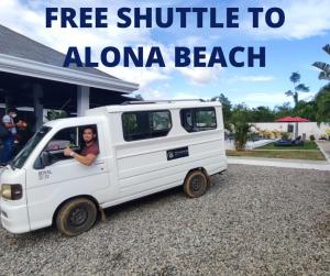 ein weißer Van vor einem Strand geparkt in der Unterkunft OHANA, Panglao Resort. in Panglao