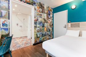 una camera con letto e un bagno con doccia di hotelF1 Fréjus Roquebrune sur Argens a Roquebrune-sur Argens