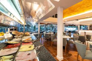 A seating area at Bungalows Cordial Biarritz