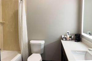 Kamar mandi di Wingate by Wyndham Biloxi - Ocean Springs