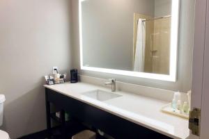 Kamar mandi di Wingate by Wyndham Biloxi - Ocean Springs