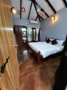 um quarto com uma cama e uma porta de madeira em Raghunandan Resort em Nashik