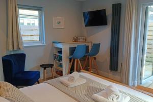 TV i/ili multimedijalni sistem u objektu Stylish coastal retreat in St Ives with parking