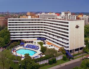 Бассейн в Washington Plaza Hotel или поблизости