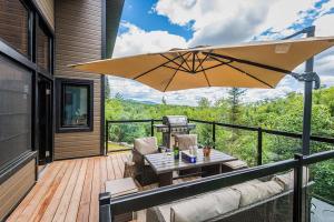 Un balcón o terraza en Gran Paradiso Luxurious - 10 Min From Tremblant