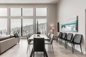 La ConceptionGran Paradiso Luxurious - 10 Min From Tremblant的一间带桌椅和沙发的用餐室