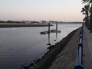 uma vista para uma massa de água com uma doca em Piso en ayamonte em Ayamonte