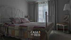 - une chambre avec un lit et une fenêtre dans l'établissement Casa Dos Reis - Boutique Hostel, à Angra do Heroísmo