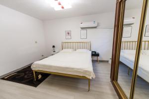 - une chambre avec un lit et un miroir dans l'établissement Summer Stay, à Garapan