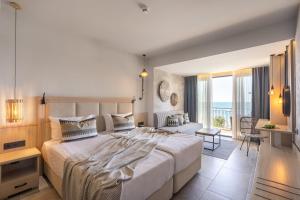 Rúm í herbergi á GRIFID Vistamar Hotel - 24 Hours Ultra All inclusive & Private Beach