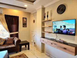 ラーワルピンディーにあるExecutive Apartments In Bahria Heightsのリビングルーム(壁に薄型テレビ付)