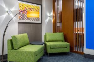 Χώρος καθιστικού στο Holiday Inn Express Hotel & Suites Fort Wayne, an IHG Hotel