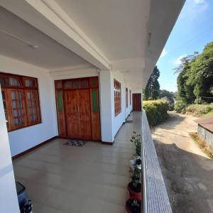 - une vue depuis le balcon d'une maison avec deux portes dans l'établissement Jasmine Homestay Darjeeling, à Darjeeling