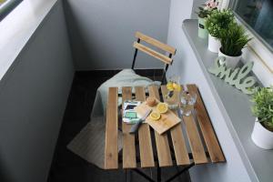 una mesa de madera y una silla en el balcón en Arena Zagreb Premium Apartment, en Zagreb