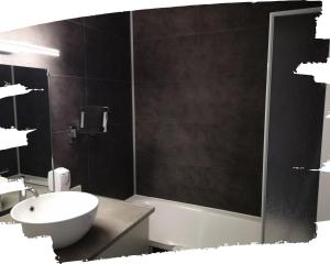 A bathroom at Hotel du Cheval Blanc