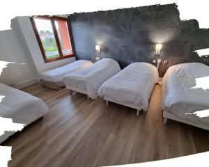 A bed or beds in a room at Hotel du Cheval Blanc