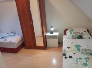 Una cama o camas en una habitación de HAUS FERENCZ Bötös Villa