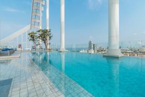 - une grande piscine au sommet d'un bâtiment dans l'établissement Arbour Hotel and Residence, à Pattaya