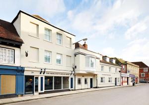 una fila de edificios blancos en una calle en The Merchant's House, BW Signature Collection, en Salisbury