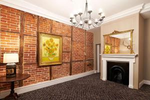 Habitación con pared de ladrillo y chimenea. en The Merchant's House, BW Signature Collection, en Salisbury