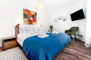 um quarto com uma cama com um cobertor azul em bed&breakfast Bohemian em Rovinj