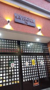 un cartello sopra l'ingresso di un centro oculistico di emergenza di Tu espacio Eje Central 78 colonia Centro, apartment Downtown a Città del Messico