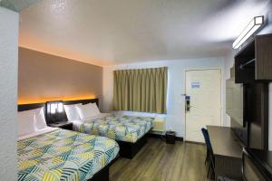 מיטה או מיטות בחדר ב-Motel 6-Sacramento, CA - Central