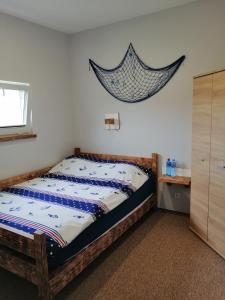 A bed or beds in a room at Domki nad jeziorem