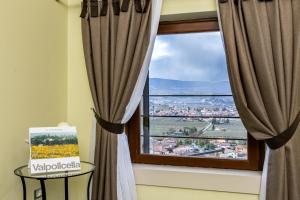 ein Fenster mit Stadtblick in der Unterkunft Castrum Wine Relais in San Pietro in Cariano