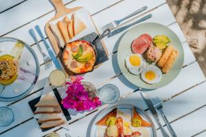 - une table avec des assiettes de produits pour le petit-déjeuner dans l'établissement Green Coast Beach Hotel, à Punta Cana