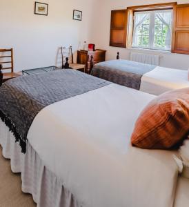 een slaapkamer met 2 bedden en een raam bij Quinta Da Torre - Óbidos Country House in Óbidos