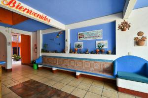 een wachtkamer van een lego restaurant met blauwe muren bij Hotel Costamar, Puerto Escondido in Puerto Escondido