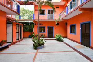 een lege binnenplaats van een gebouw met oranje muren bij Hotel Costamar, Puerto Escondido in Puerto Escondido