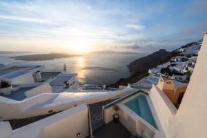 una villa con vistas al océano en Smaro Studios, en Firostefani