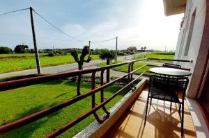 einen Balkon mit einem Tisch, Stühlen und einer Straße in der Unterkunft EL RINCON DE AJO in Ajo