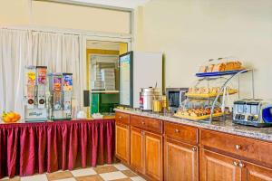 una cucina con bancone e tavolo di Days Inn by Wyndham Alexandria South a Alexandria