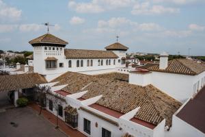 een luchtzicht op de daken van gebouwen bij Moon Dreams El Cortijo in Matalascañas