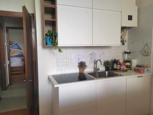 Una cocina o kitchenette en Bnbook - La casa sul Lago Maggiore