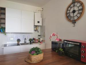 Una cocina o kitchenette en Bnbook - La casa sul Lago Maggiore