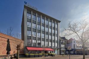 un gran edificio en una calle de la ciudad con edificios en Hotel La Reine, en Eindhoven